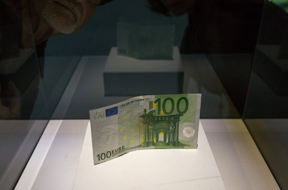 Sculpter un billet de 100 euros, QINGMEI YAO
